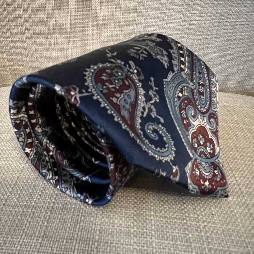 Vintage 1980s Etienne Aigner Silk Men's Navy Blue Paisley Necktie...Wall Street!